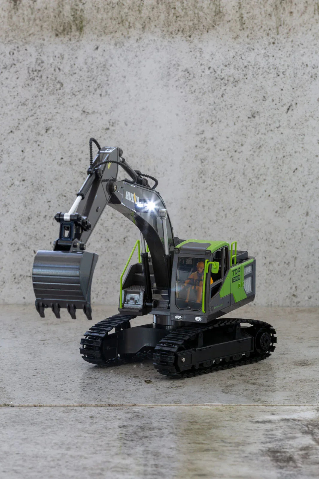 1:18 Scale 13-Channel Alloy Remote Control Excavator Construction Vehicle with Lights, Sound and Steam - Mekamart Australia